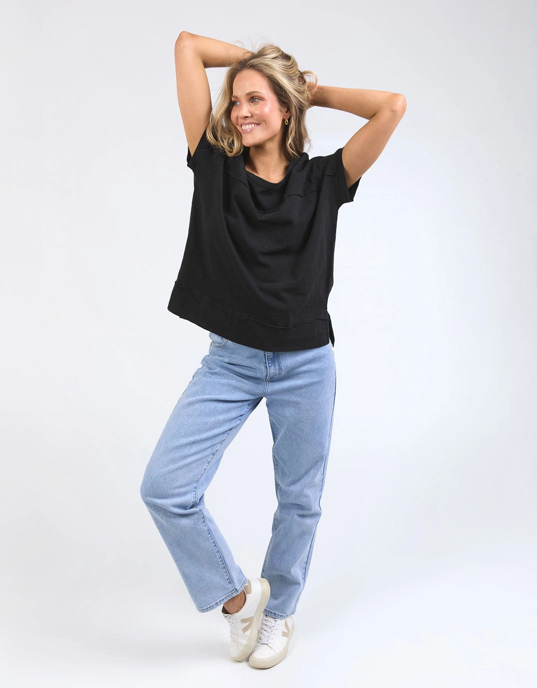 Allison Tee - Black Regular fit normality