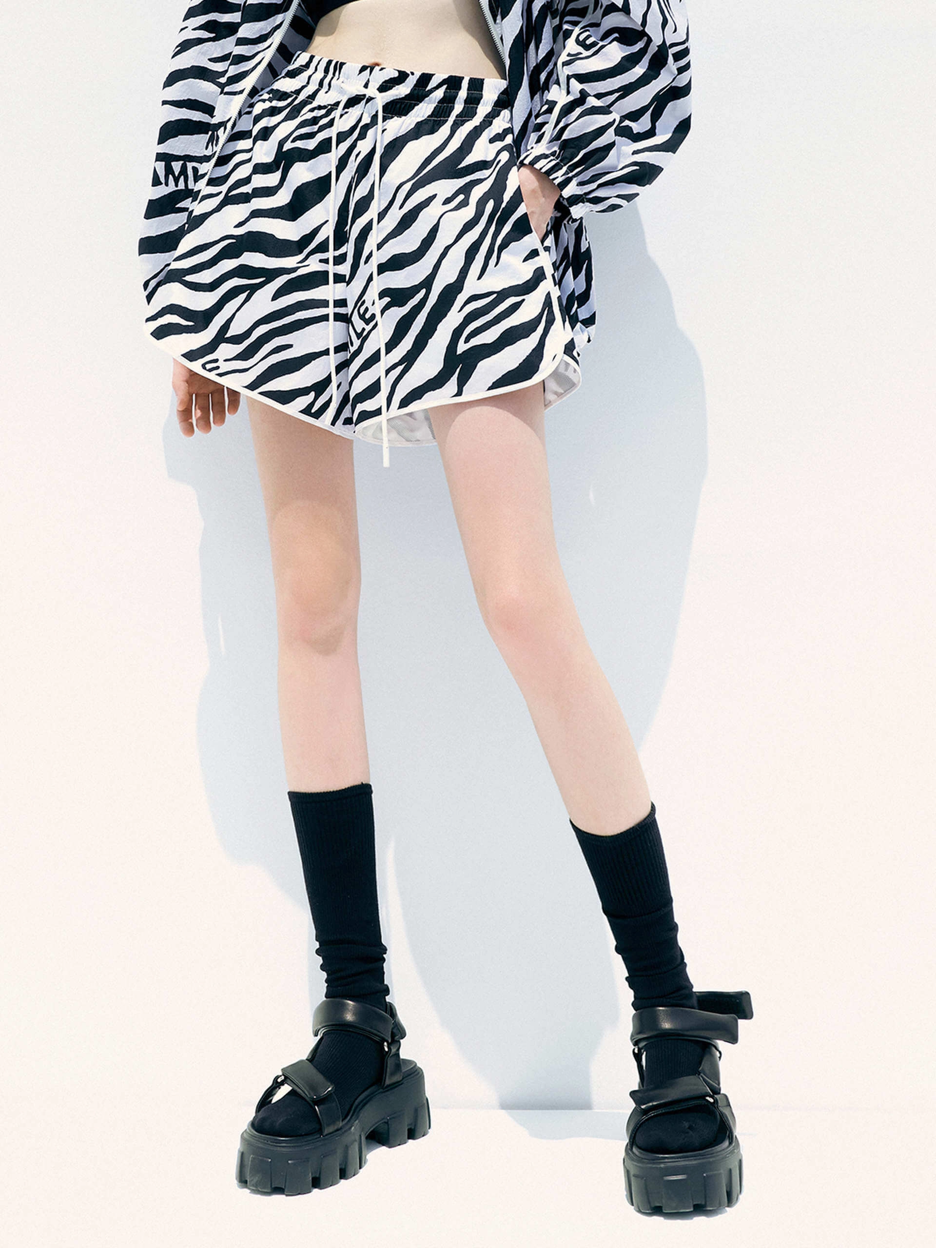 sophisticated appearance Clean Finish Animal Printed Elastic Shorts