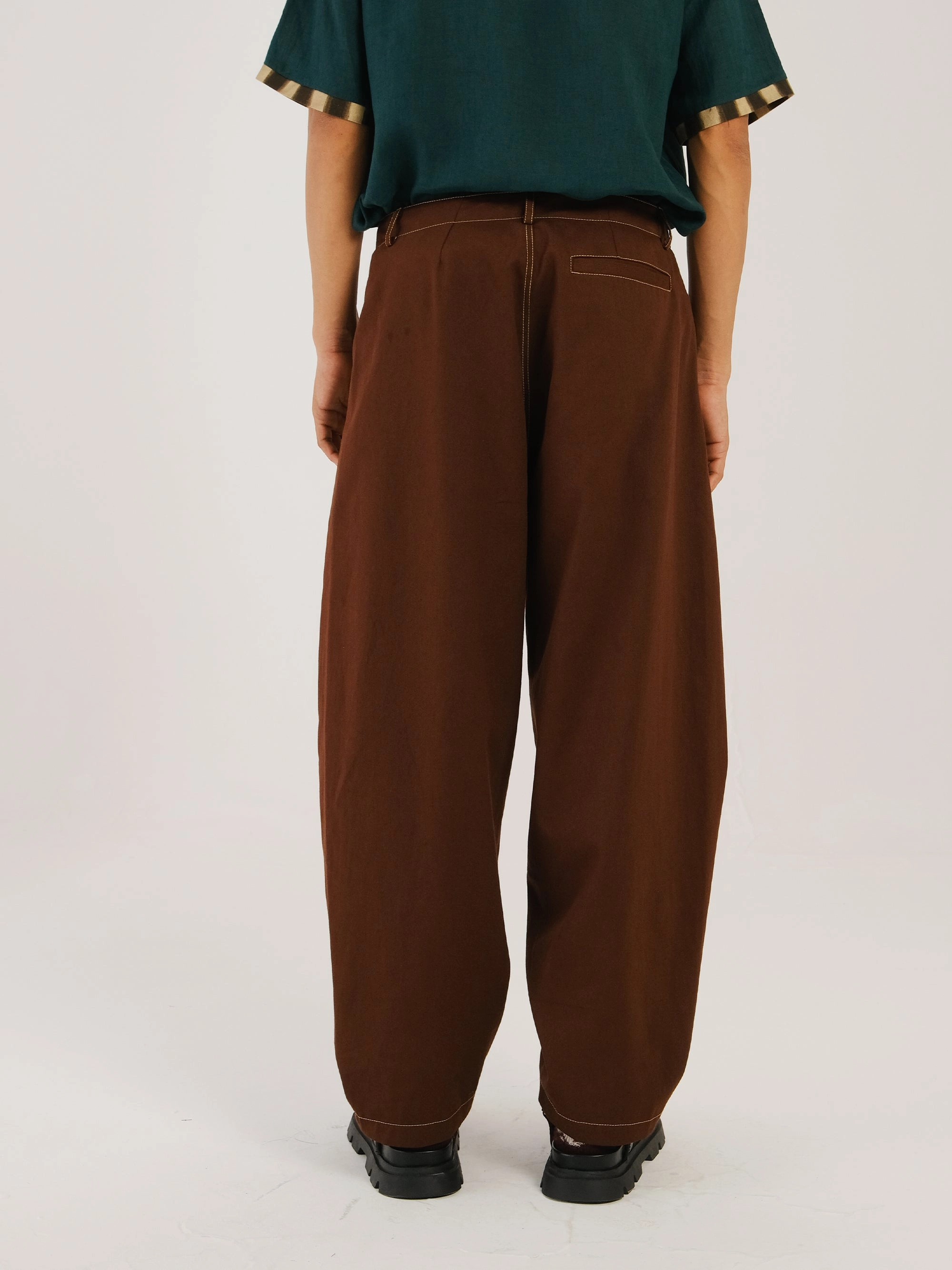 Minimal Design All-Day Wear Barrel Pants