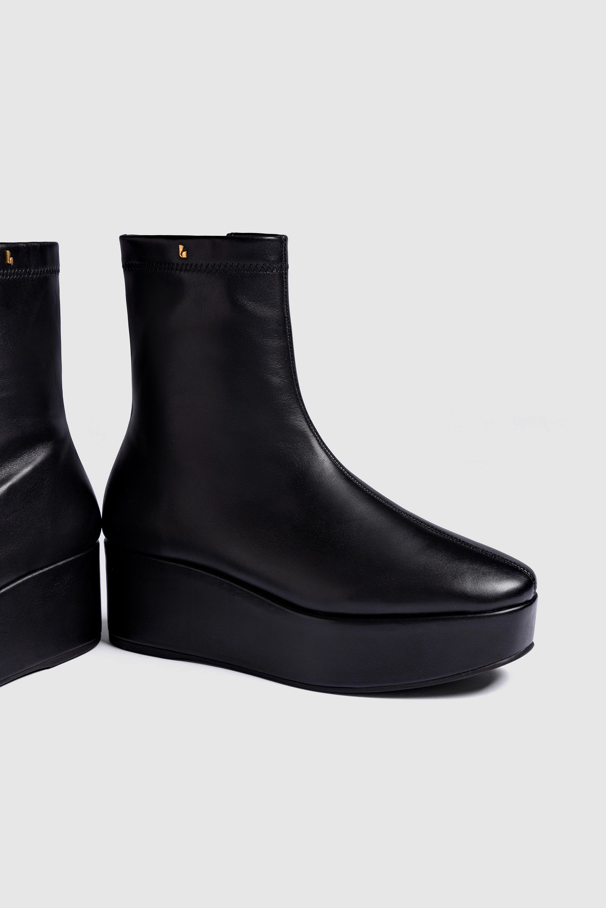 Trendy Vibe Dani Flatform Boot In Black Leather
