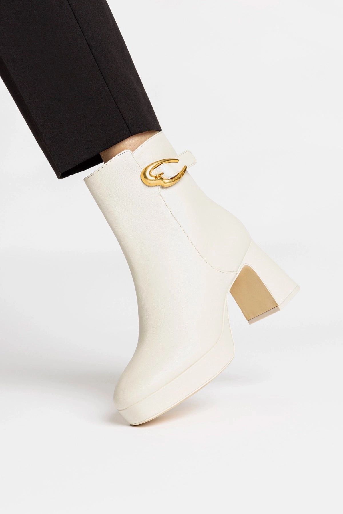 Clean Lines Protective Finish Weather Resistant User Dolly Verona Low Boot In Ivory Leather