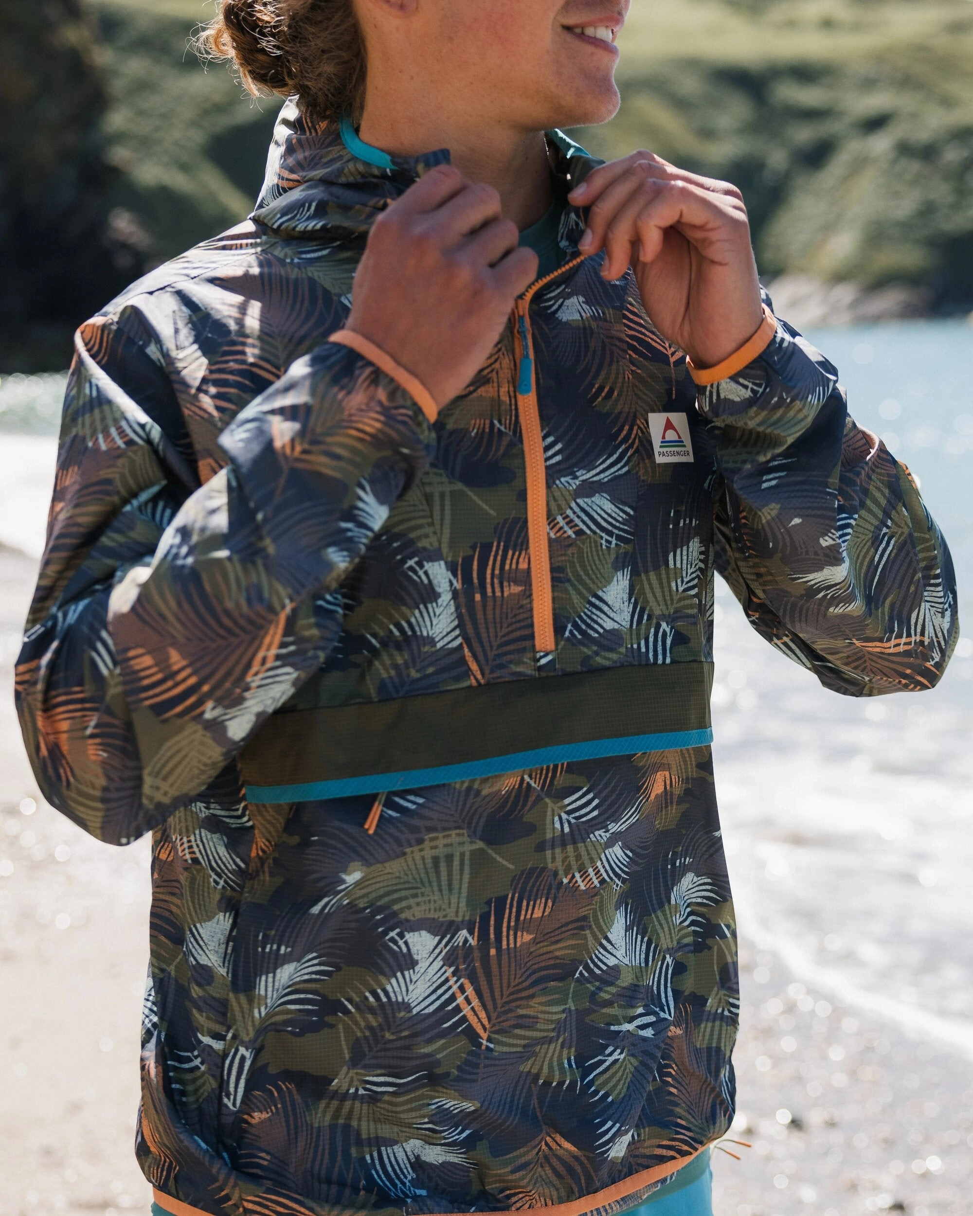 NonRestrictive Cut Seamless Knit Cuffs Gusto Recycled Windshell Anorak - Palm Camo Apricot