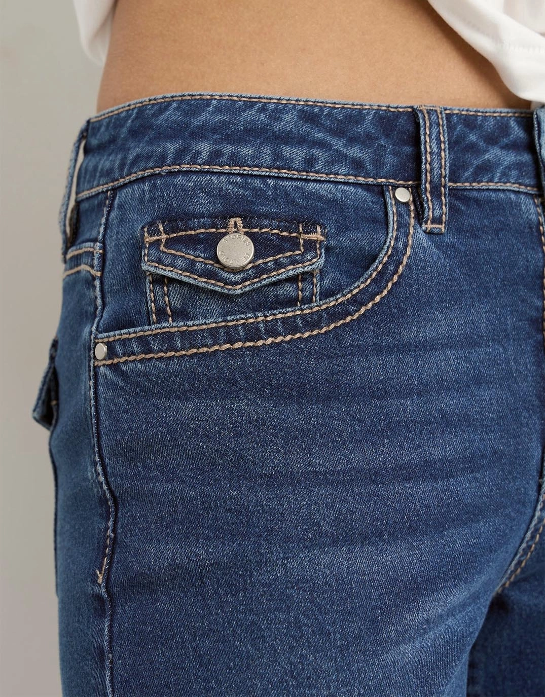 Minimalist Style Family Style Comfy Hudson Mid Rise Straight Leg Jean - Mid Blue