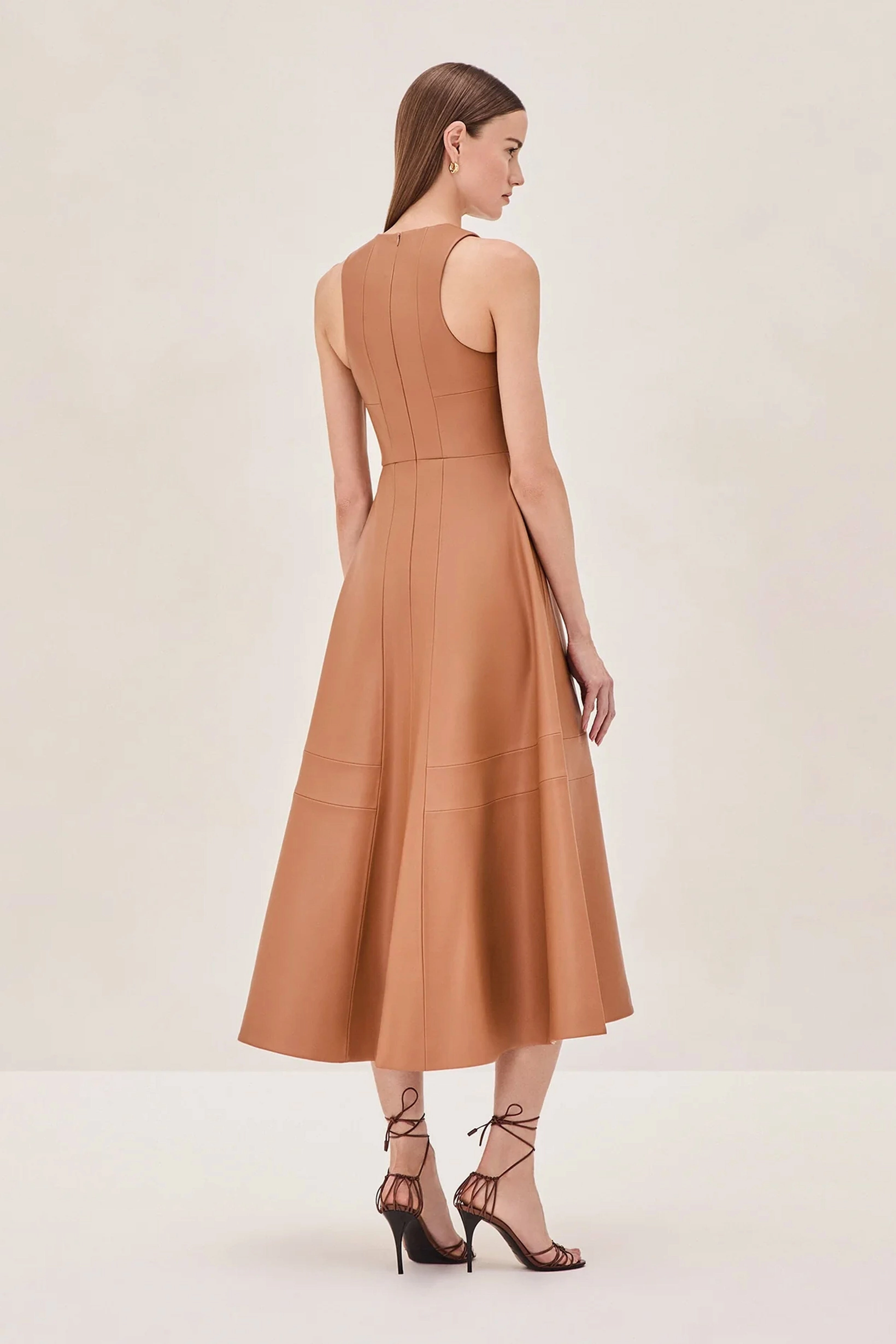 Light Rhythm Shape Retention ALEXIS | England Dress - Saddle