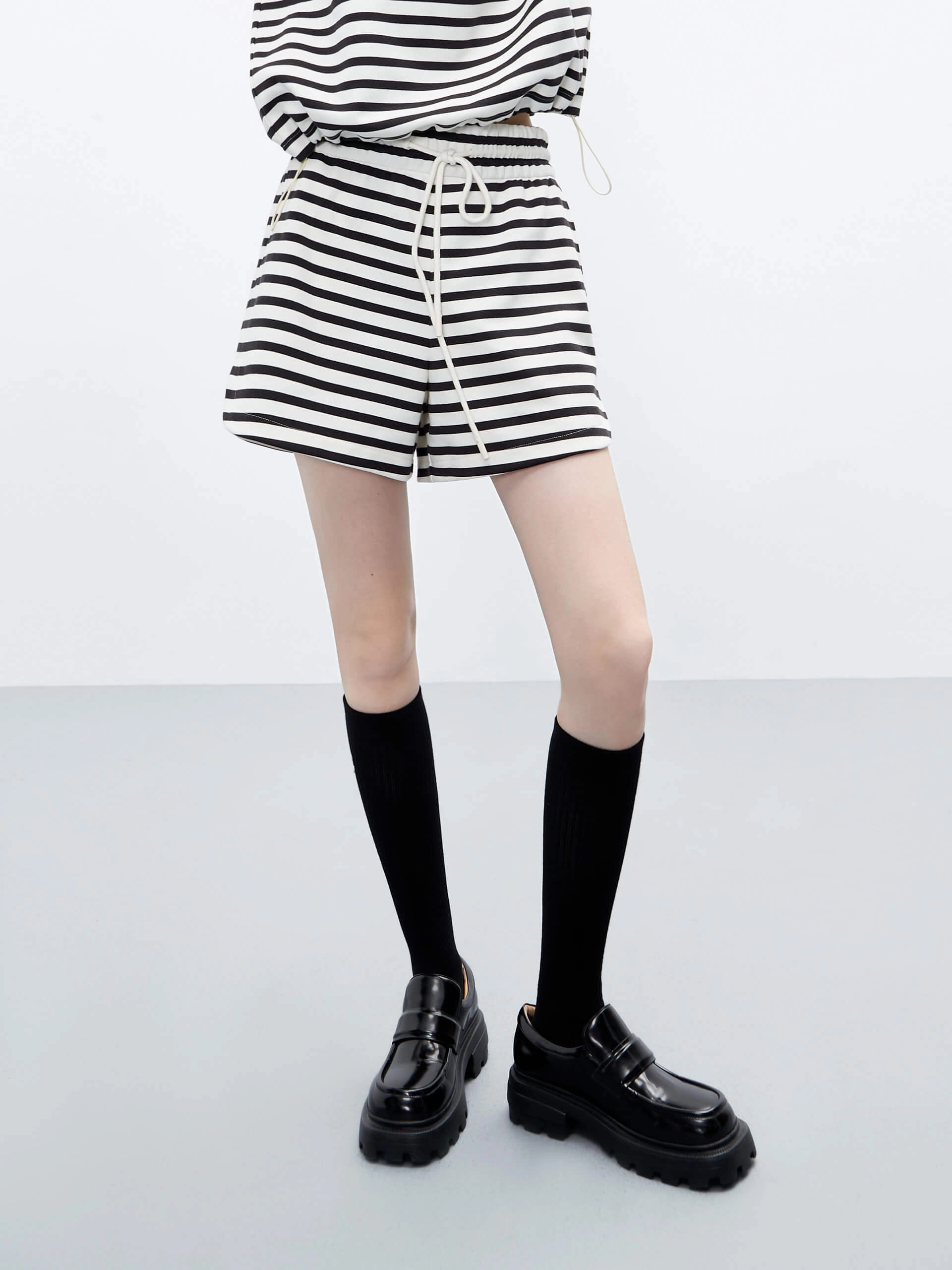 Outdoor Layer Drawstring Waist Loose Shorts