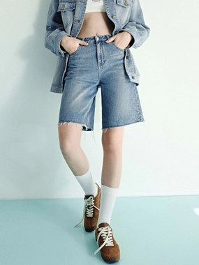 Lightweight Material Raw Hem Midi Denim Shorts