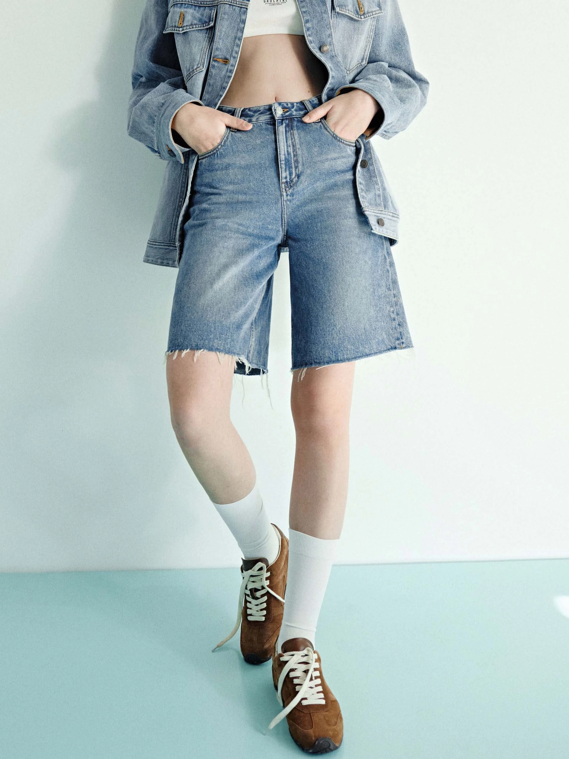 Lightweight Material Raw Hem Midi Denim Shorts