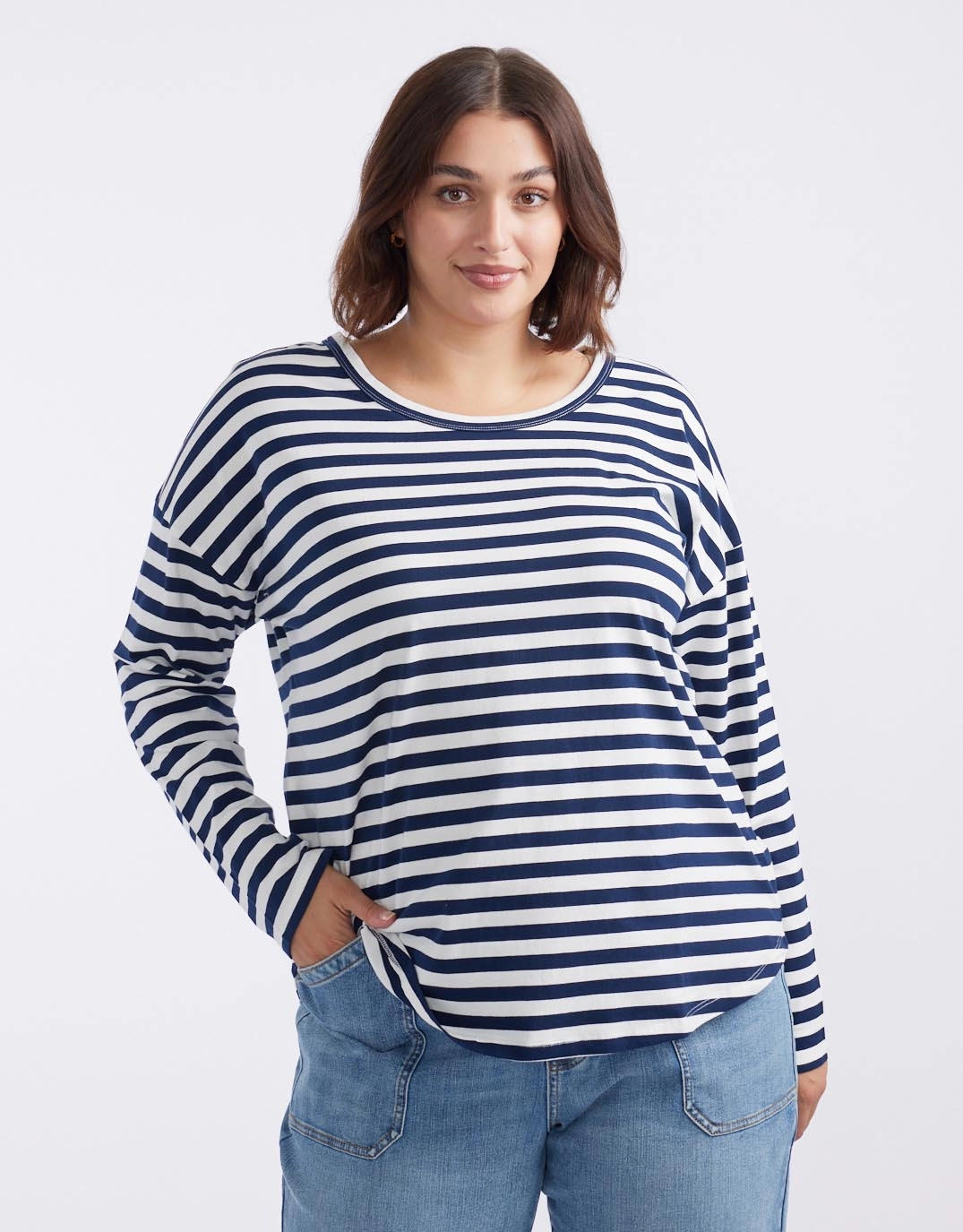 Sporty and Stylish Relaxed Long Sleeve T-Shirt - French Navy/White