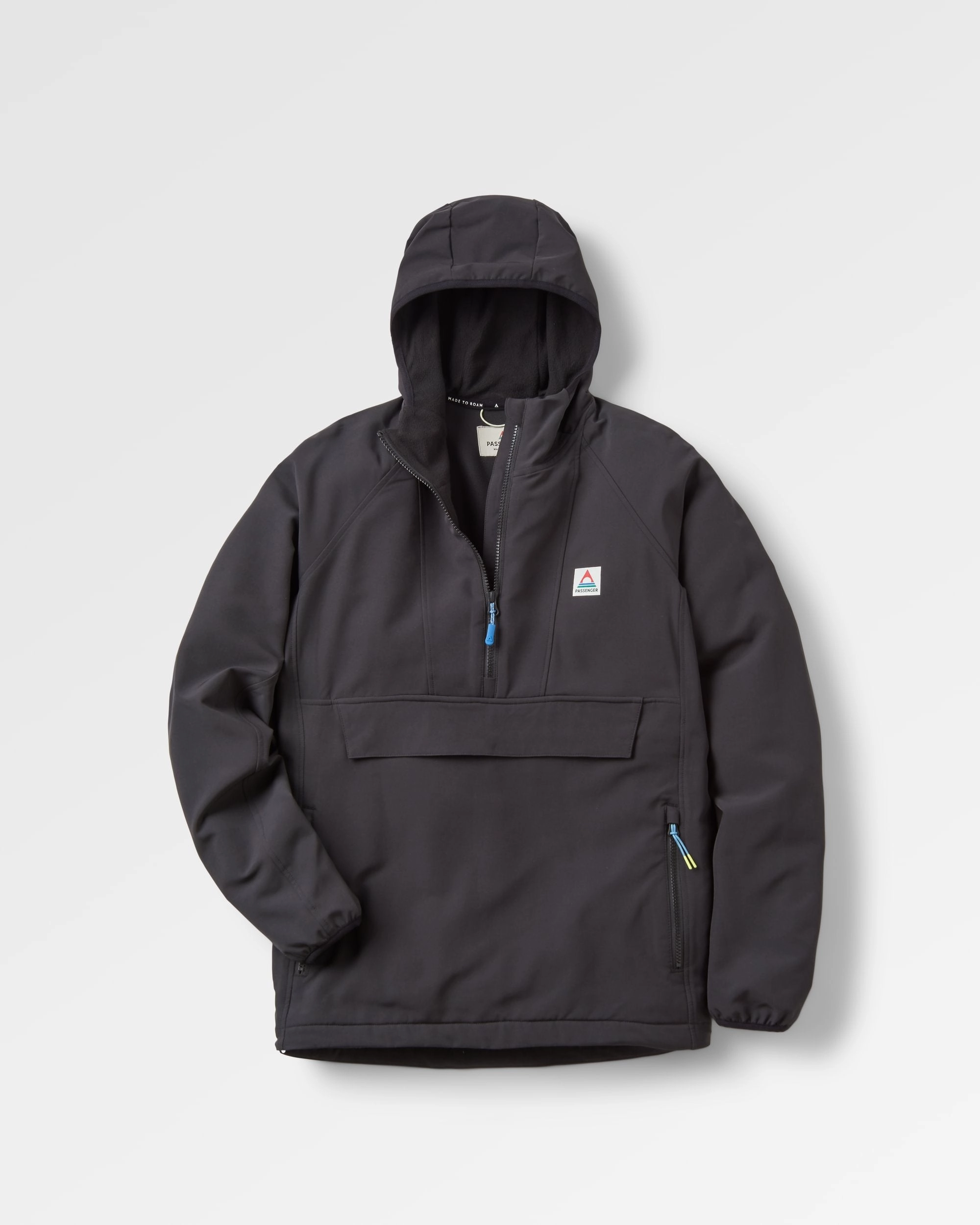 Adjustable Cuff Design Effortless Look Roamer Recycled Softshell Anorak - Black