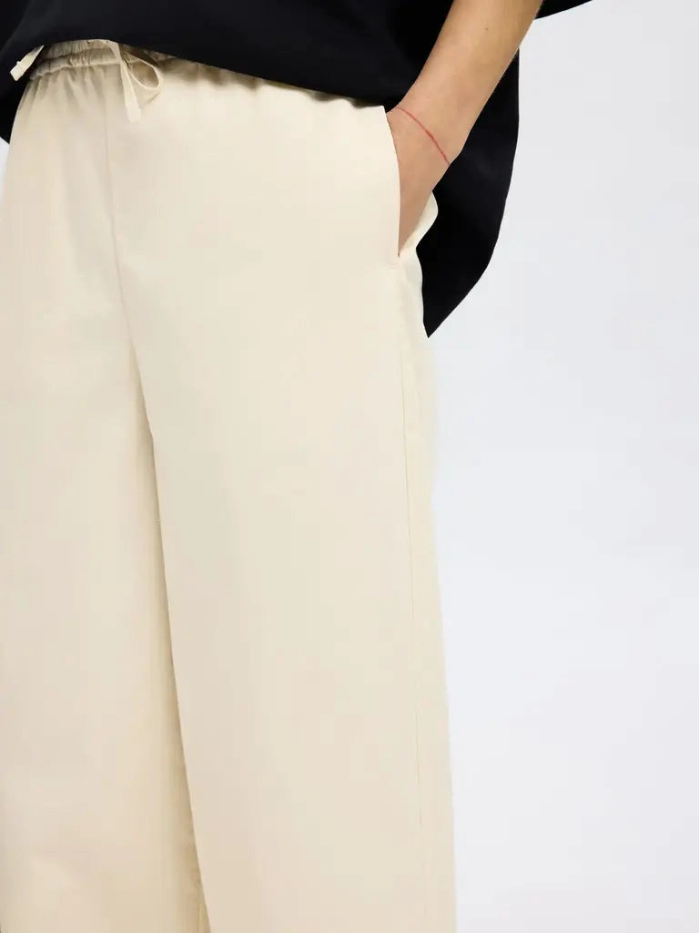 SELECTED Juma Loose Barrel Pant in Birch OrganicCotton Stretchable