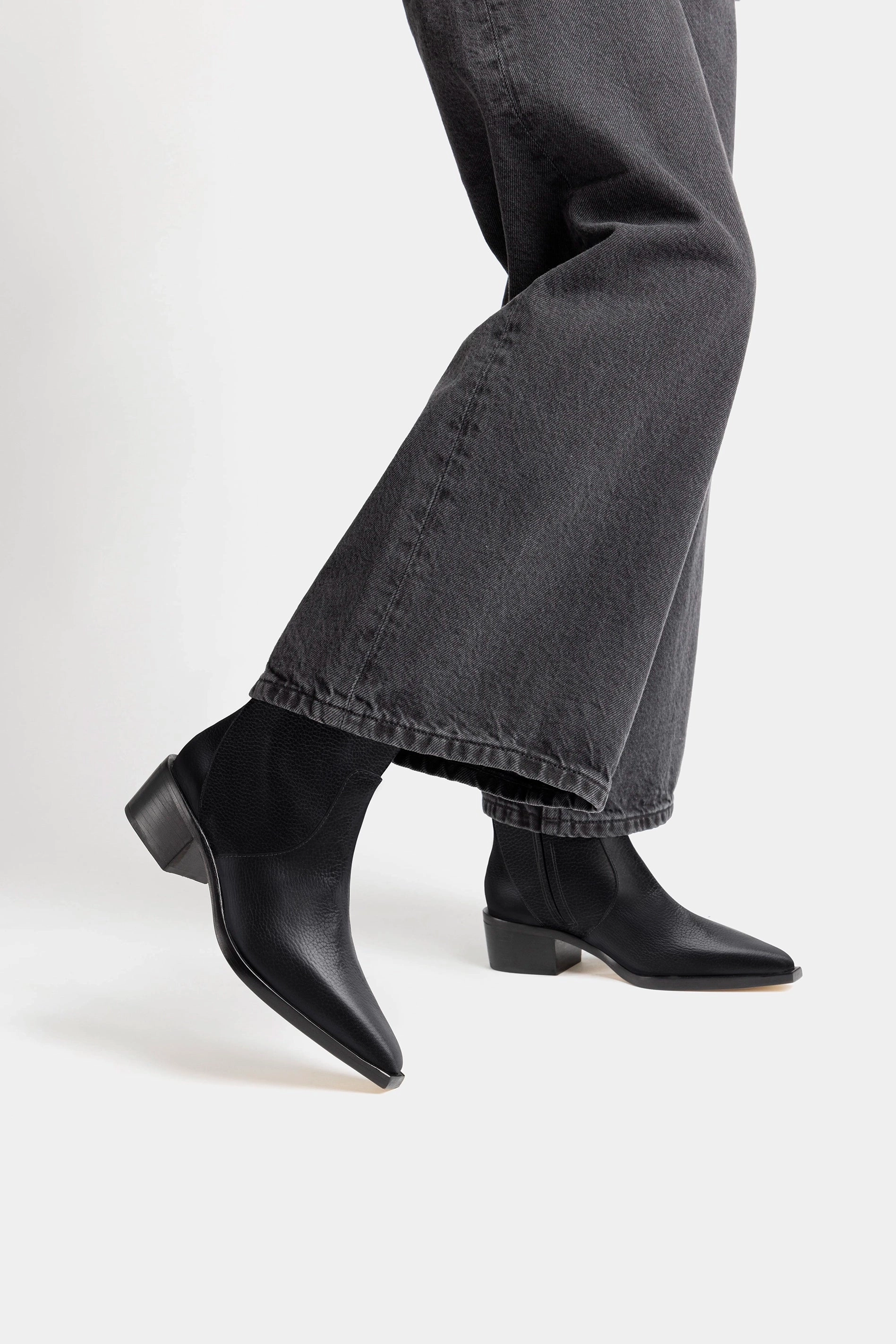 Thermal Core Outdoor Explorer Elastic Material Florencia Low Boot In Black Leather